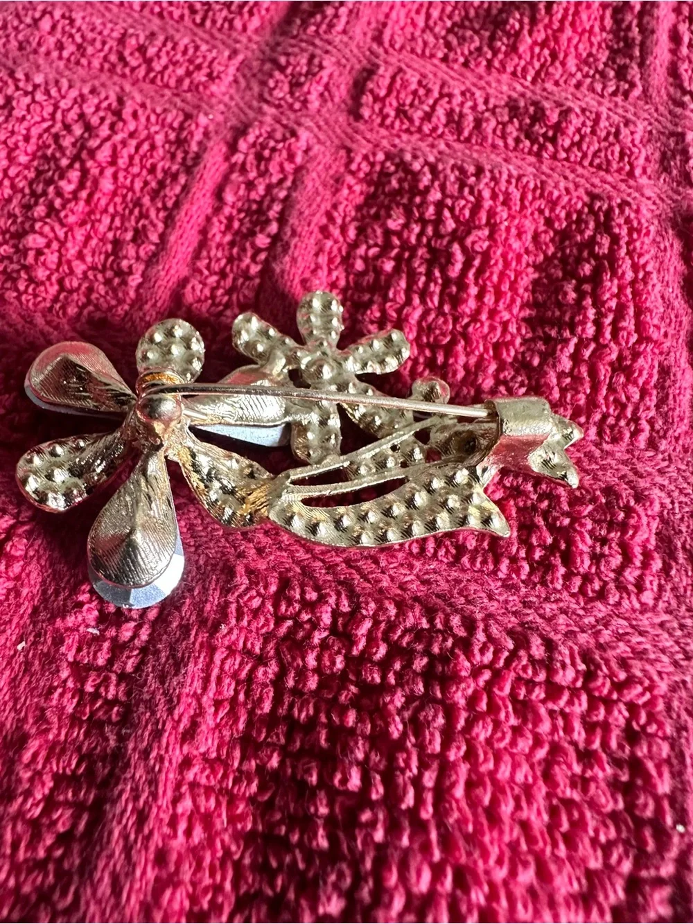 Source Unknown Gold-Tone Brooch with Fuchsia and Clear Crystals